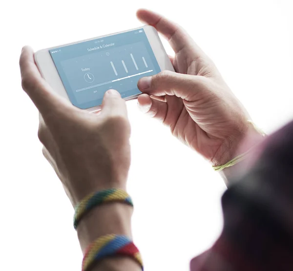 Manos humanas sosteniendo teléfono móvil — Foto de Stock