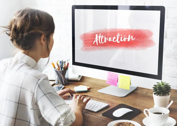 Mädchen arbeitet im Studio mit Computer — Stockfoto