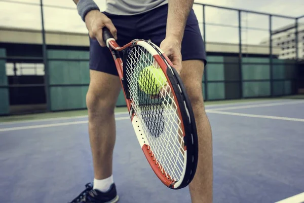 Jugador en pista de tenis — Foto de Stock