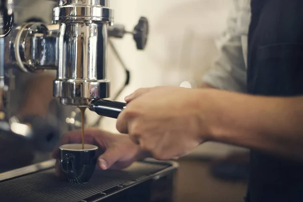 Baristinnen arbeiten im Café — Stockfoto