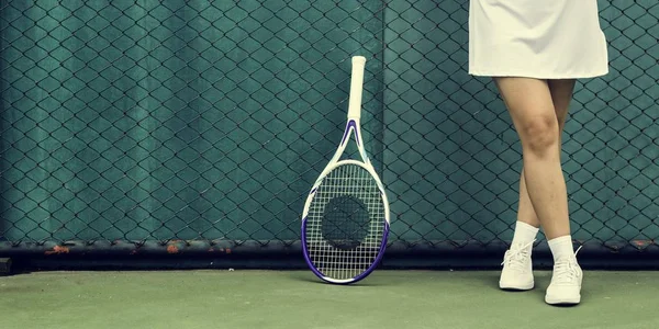 Девушка на теннисном корте — стоковое фото
