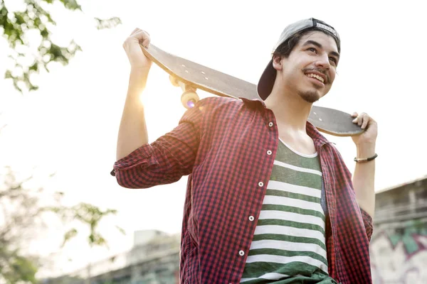 Άντρας που κρατά skateboard — Φωτογραφία Αρχείου