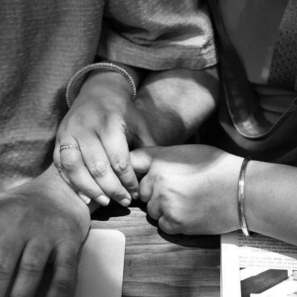 Romantic Couple holding hands — Stock Photo, Image