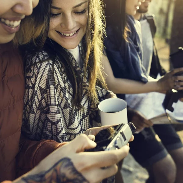 Personas Comprobación de fotos en la cámara — Foto de Stock