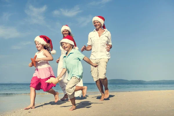 Famiglia si diverte sulla spiaggia — Foto Stock