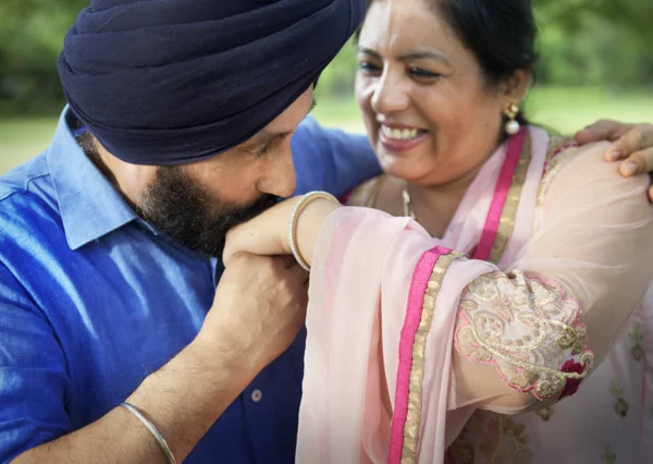 Uomo indiano baciare mano donna — Foto Stock