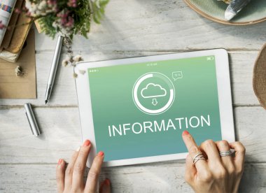 Tablet kullanan kadın