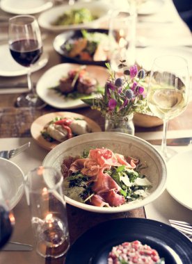 Yemek ve içecekler masada.