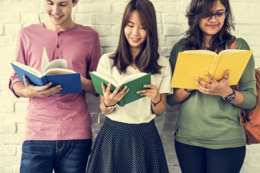 Beyaz duvara karşı ayakta öğrenciler 