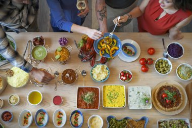partide çok ırklı insanlar