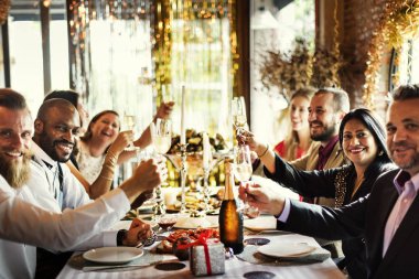 İnsanlar birlikte kutluyor 