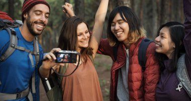 Gençler alarak selfie