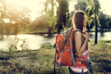 Gezgin kız sırt çantası ile