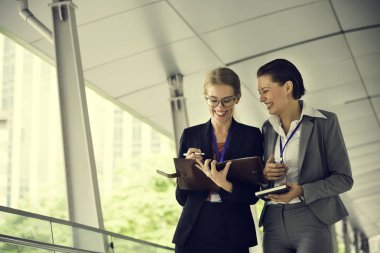 Fikirleri tartışmak iş kadınları