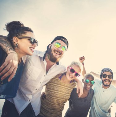 hugging sahilde insanlar