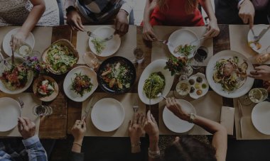 İnsanlar kavramı yemekte birlikte 