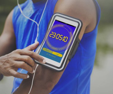 Koşu ve telefon kullanarak sportif adam