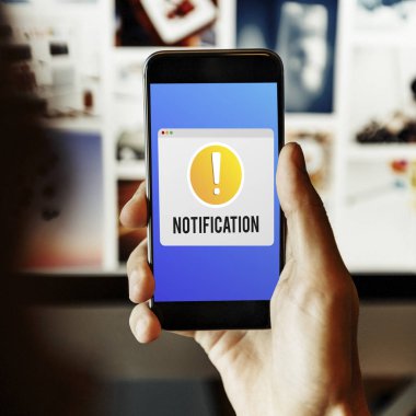 Akıllı telefon kullanan adam