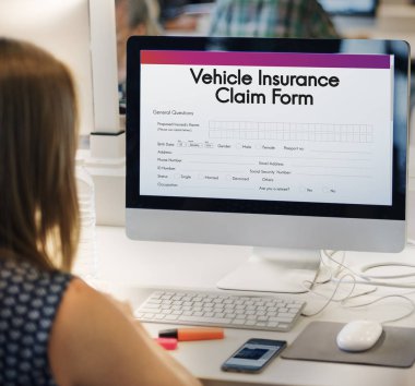 İşyeri masada bilgisayar kullanan kadın