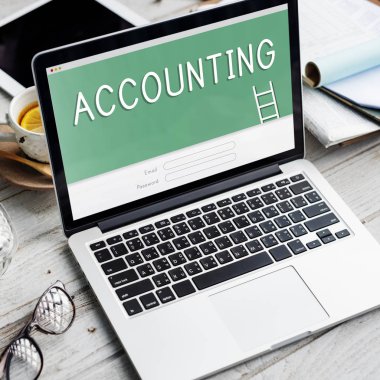 ekranda metin olan dizüstü bilgisayar