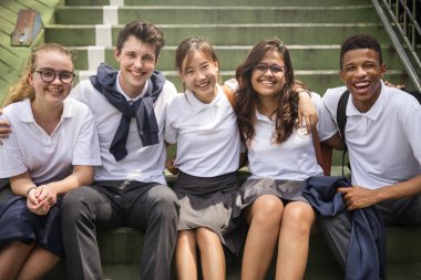 Çeşitli öğrenciler okul üniformalı