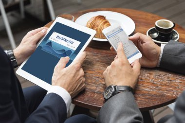 dijital cihazlar kullanarak iş adamları,