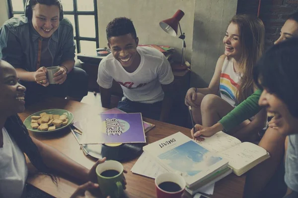 Diverse teenagers hanging out — Stock Photo, Image