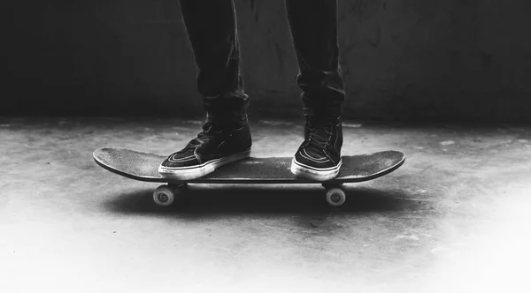 Skateboarder équitation sur skateboard — Photo