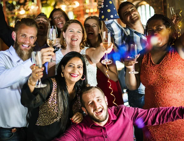 Pessoas juntos celebrando — Fotografia de Stock