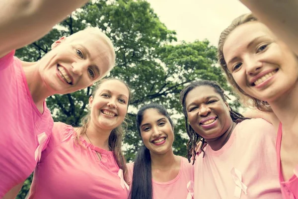 Las mujeres apoyan el cáncer de mama — Foto de Stock