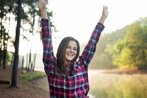 Mädchen entspannt sich im Wald — Stockfoto