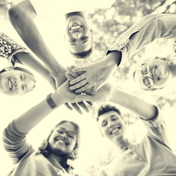 Diversos adolescentes juntam as mãos — Fotografia de Stock