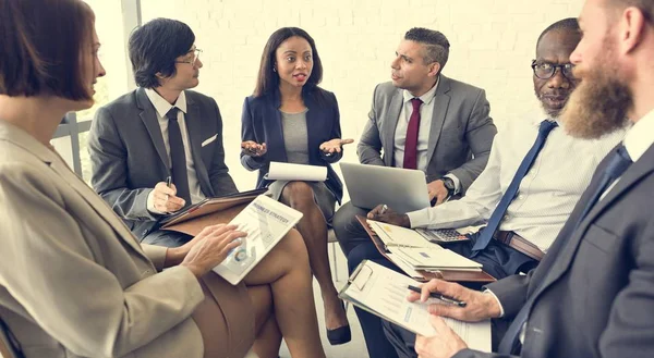 Gente de negocios discutiendo plan de marketing —  Fotos de Stock