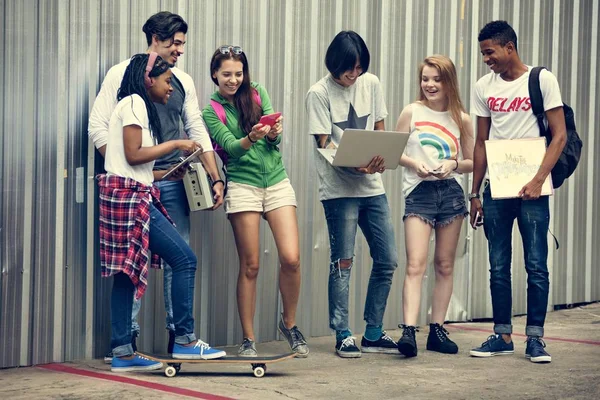 Diversos adolescentes pasando el rato — Foto de Stock