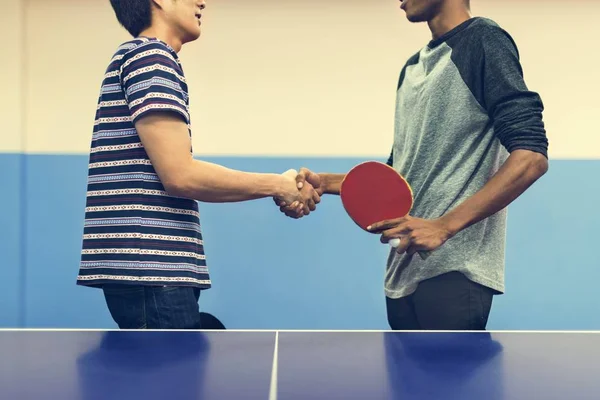 Ping pong jugadores apretón de manos —  Fotos de Stock