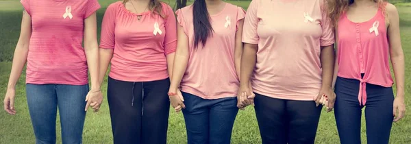Жінки підтримують рак молочної залози — стокове фото