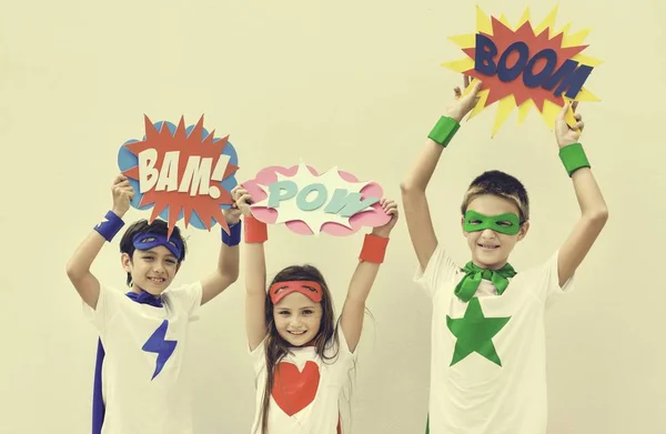 Superbohaterów dzieci trzymając pęcherzyki komiks — Zdjęcie stockowe