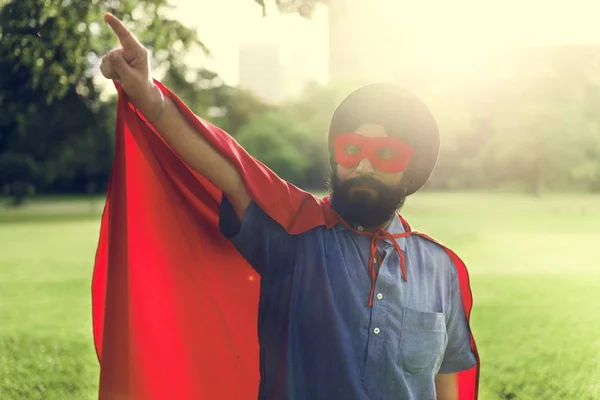 Homem indiano em traje de super-herói e máscara — Fotografia de Stock