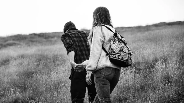 山中の若いカップル — ストック写真