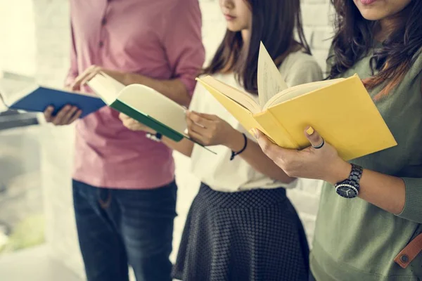 Studenti in piedi contro muro bianco — Foto Stock