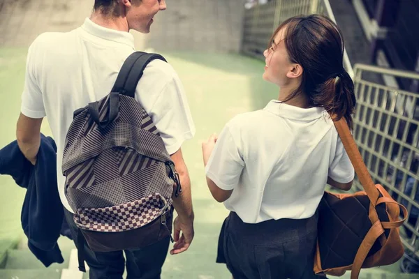 制服を着た学生が一緒に歩く — ストック写真