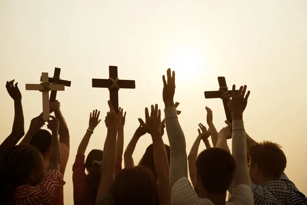 Vzpažením paží s křesťanské kříže — Stock fotografie