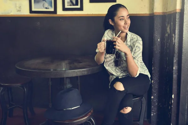 Asian woman in cafe holding cup — Stock Photo, Image