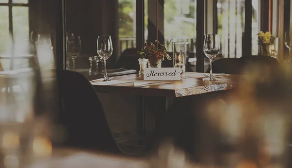 Reserverade serveras bord i restaurangen — Stockfoto