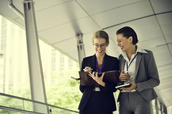 Geschäftsfrauen diskutieren Ideen — Stockfoto