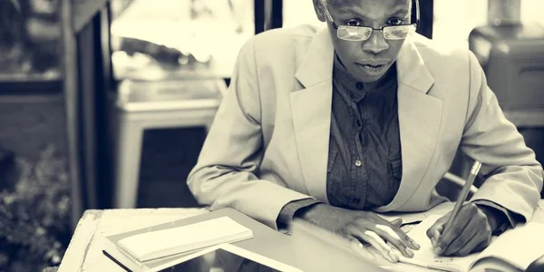 Африканская предпринимательница пишет заметки — стоковое фото