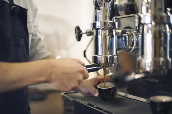 Baristas que trabalham no café — Fotografia de Stock