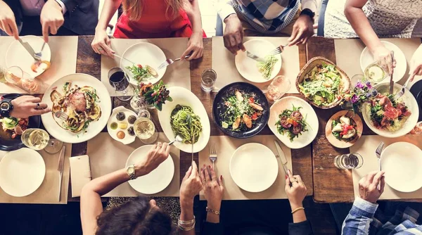 Orang-orang bersama saat makan malam Konsep — Stok Foto