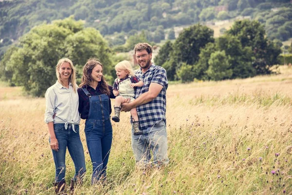 Família passar tempo na natureza — Fotografia de Stock