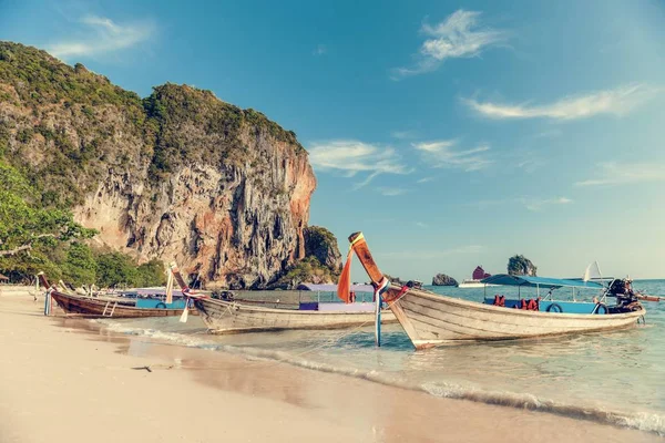 Lång svans båtar på stranden — Stockfoto